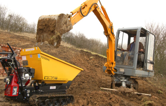 WINGET TD500HL HIGH LIFT TRACKED DUMPER WORKING WITH DIGGER